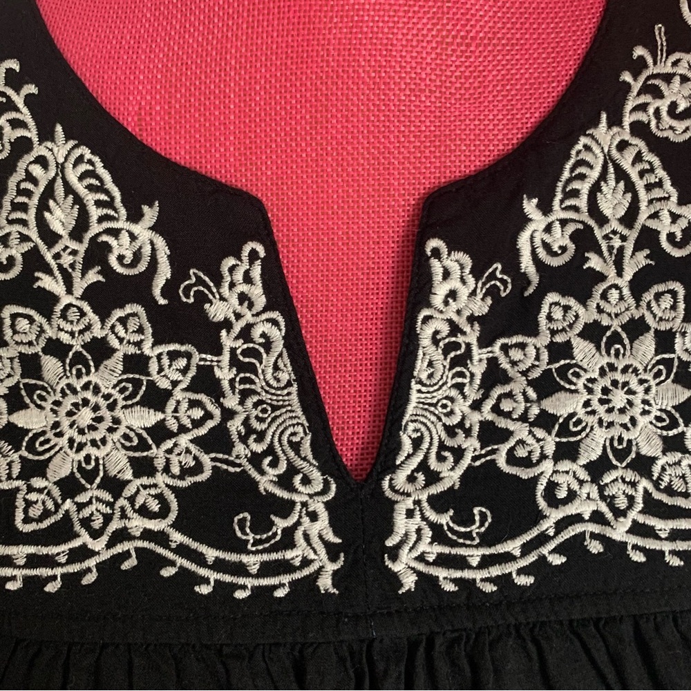 Black Short Sleeved Dress or Tunic with White Embroidery size Medium - Picture 5 of 9